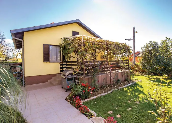 بيت للعطل 3 Bedroom Stunning In كاستاف